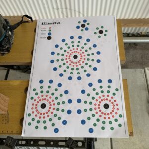 竹灯篭の穴あけパターンデザインをマスキングテープで固定