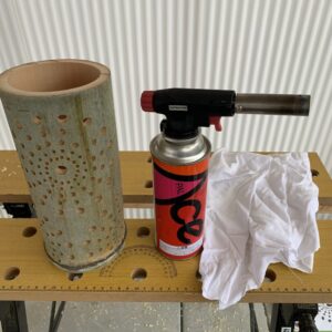 バーナーで竹の表面を炙り油抜きする竹灯篭の仕上げ工程