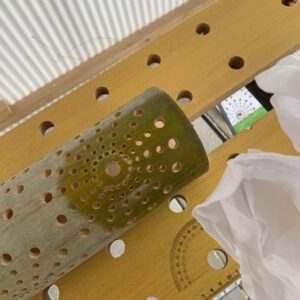 バーナーで竹の表面を炙り油抜きする竹灯篭の仕上げ工程